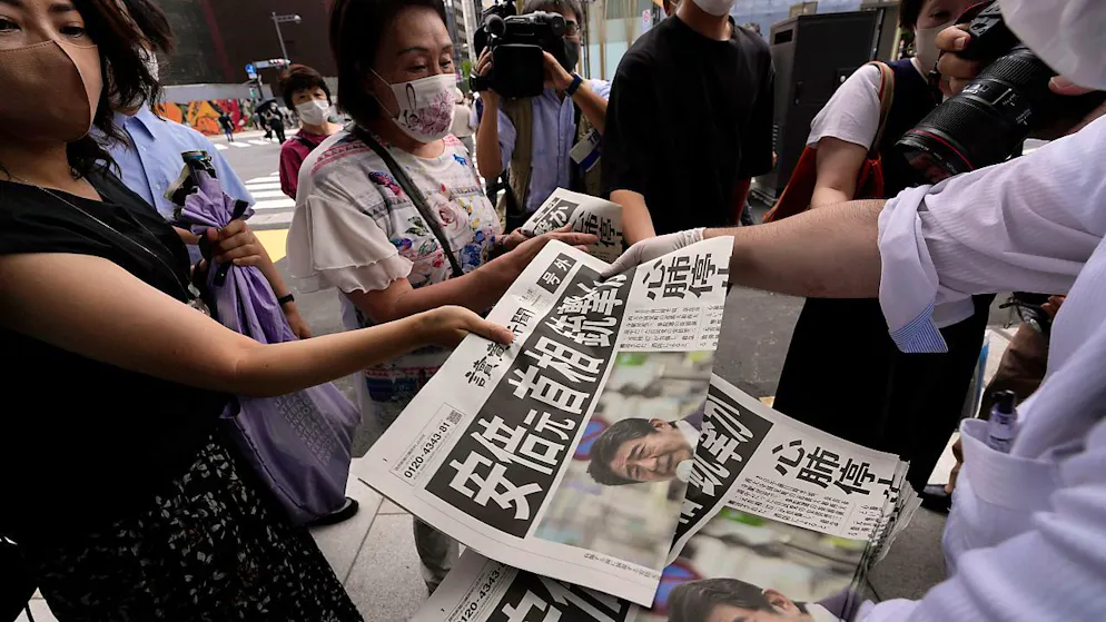 Ein Angestellter verteilt Sonderausgabe der Zeitung Yomiuri Shimbun, in der über den Anschlag auf Ex-Regierungschef Abe Ex-Regierungschef Abe berichtet wird. Foto: Eugene Hoshiko/AP/dpa