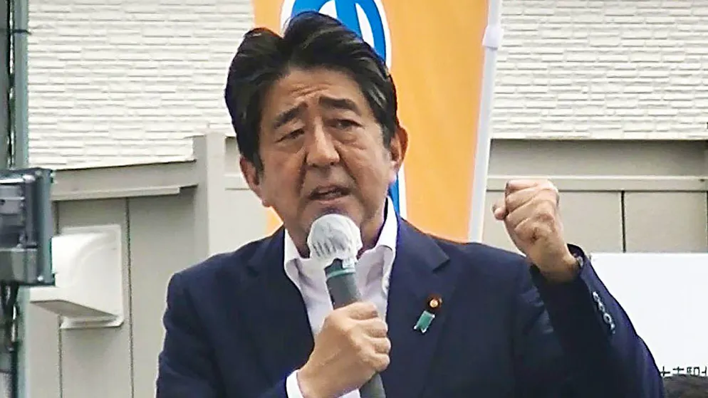 Japans Ex-Regierungschef Shinzo Abe nach Attentat gestorben. Bei einer Wahlkampfveranstaltung in der japanischen Stadt Nara hat ein Mann auf Japans ehemaligen Premierminister Shinzo Abe geschossen. Dieser hielt dort eine Rede während des Wahlkampfs um das japanische Oberhaus. Abe erlag später im Spital seinen Verletzungen.