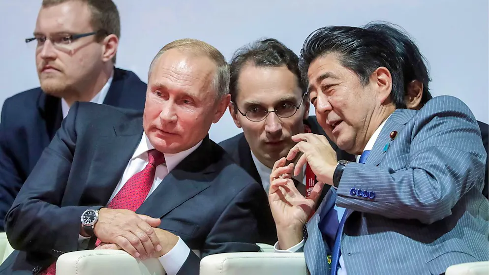 ARCHIV - Wladimir Putin (l), Präsident von Russland, und Shinzo Abe (r), Ministerpräsident von Japan, unterhalten sich während sie im September 2018 einen Judokampf anschauen. Foto: Mikhail Metzel/POOL TASS Host Photo Agency/AP/dpa