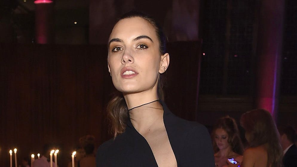 Ronja Furrer posiert mit Ring. Verliebt, verlobt und bald verheiratet?