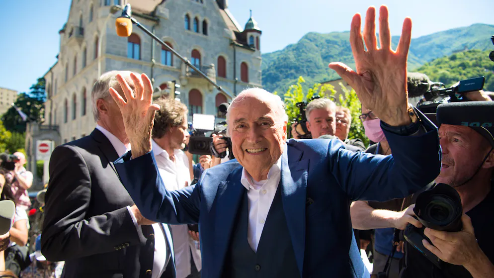 Der ehemalige Fifa-Präsident Sepp Blatter feiert seinen Freispruch vor dem Bundesstrafgericht in Bellinzona.