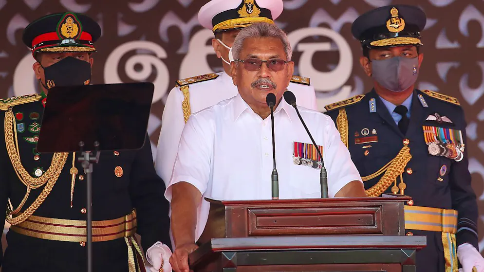 ARCHIV - Gotabaya Rajapaksa (M), Präsident von Sri Lanka, spricht neben Armeechef Shavendra Silva (l) und Sudarshana Pathirana (r), Chef der Luftwaffe, während der Feierlichkeiten zum 73. Unabhängigkeitstag Sri Lankas. Als Konsequenz aus den Massenprotesten in Sri Lanka hat Präsident, Gotabaya Rajapaksa, seinen Rücktritt zum 13. Juli angekündigt. Foto: Pradeep Dambarage/ZUMA Wire/dpa