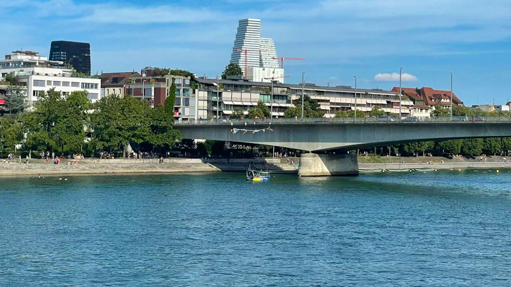Versuch, ein Transparent von der Basler Johanniterbrücke zu entfalten.