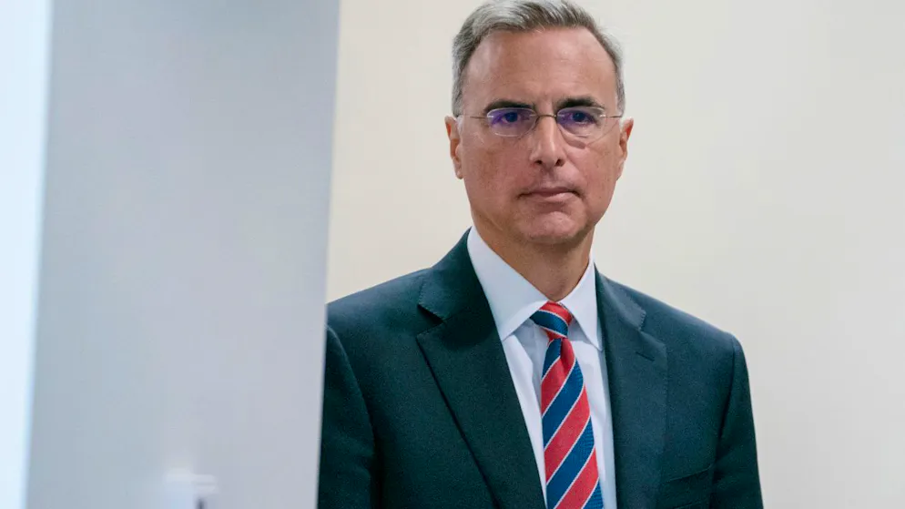Pat Cipollone, früherer Rechtsberater des Weißen Hauses unter Präsident Donald Trump, verlässt während einer Pause einen Befragungsraum im Ford House Office Building. Foto: Gemunu Amarasinghe/AP/dpa