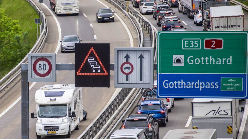 10 km de bouchons. Les vacanciers stoppés devant le tunnel du Gothard