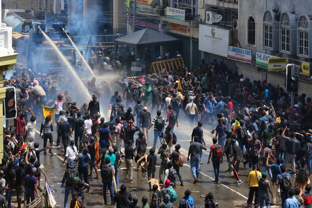Les forces de sécurité tirent des gaz lacrymogènes et utilisent des canons à eau pour disperser un rassemblement de protestation contre le gouvernement.