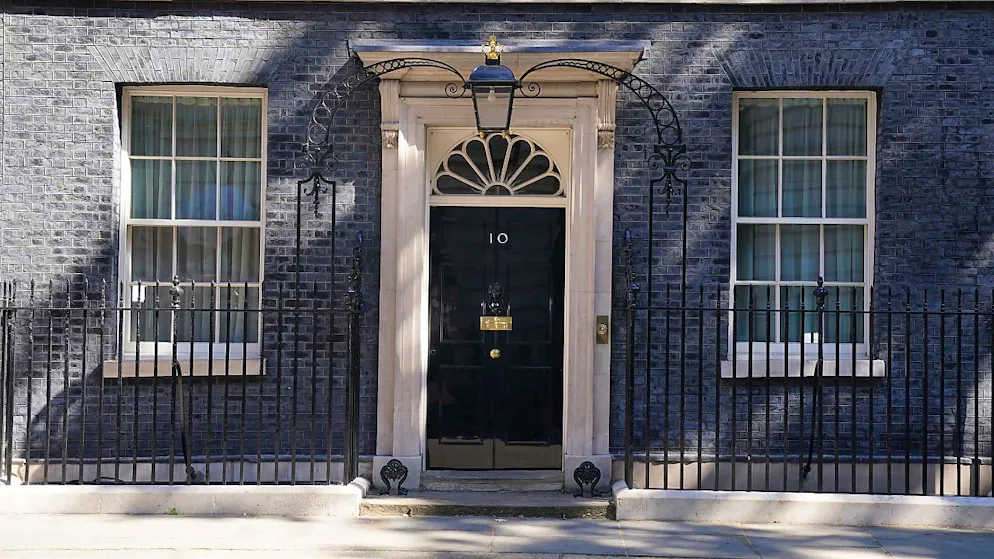 Die Tür zur Downing Street 10. Nach der Rücktrittsankündigung des britischen Premierministers Johnson sind Forderungen nach seiner raschen Ablösung laut geworden. Foto: Frank Augstein/AP/dpa