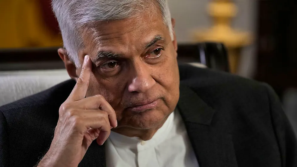 ARCHIV - Ranil Wickremesinghe, Premierminister von Sri Lanka, während eines Interviews mit der Nachrichtenagentur The Associated Press (AP). Nach anhaltenden Protesten gegen die schwere Wirtschaftskrise in Sri Lanka hat sich Premierminister Ranil Wickremesinghe zum Rücktritt bereit erklärt. Das gab sein Büro am Samstag in der Hauptstadt Colombo bekannt. Foto: Eranga Jayawardena/AP/dpa
