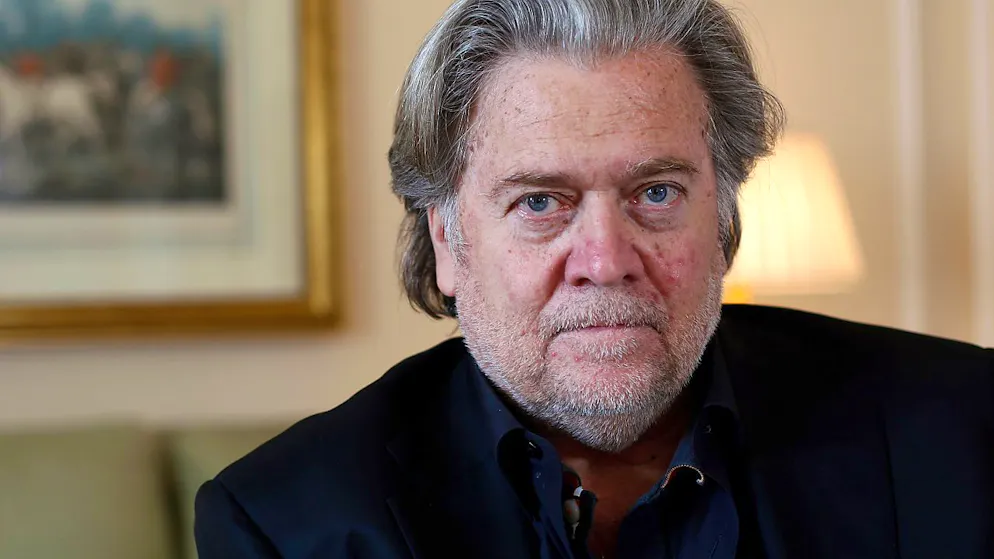 ARCHIV - Steve Bannon, ehemaliger Chefstratege des Weißen Hauses, während eines Interviews mit der Associated Press. Bannon ist wegen Missachtung des Kongresses in zwei Fällen angeklagt worden. Foto: Thibault Camus/AP/dpa