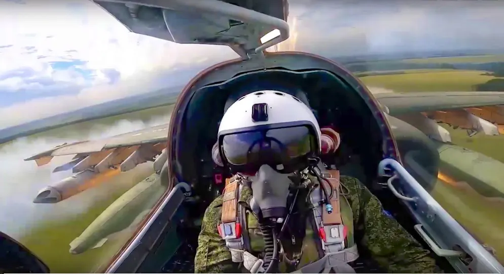 Ein russisches Edkampffkugzeug vom Typ Su-25 über der Ukraine. (Archiv)