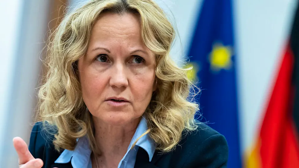 Die deutsche Verbraucherschutzministerin Steffi Lemke (Grüne) bei einem Medientermin in Berlin. (Archivbild)