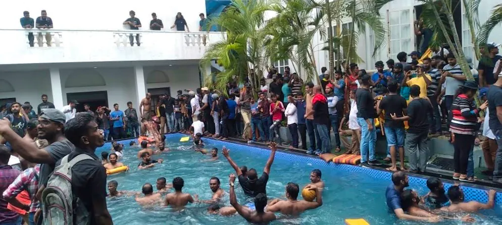 Nach dem Sturm auf den Präsidentenpalast schwimmen Protestierende am 9. Juli 2022 im Pool.