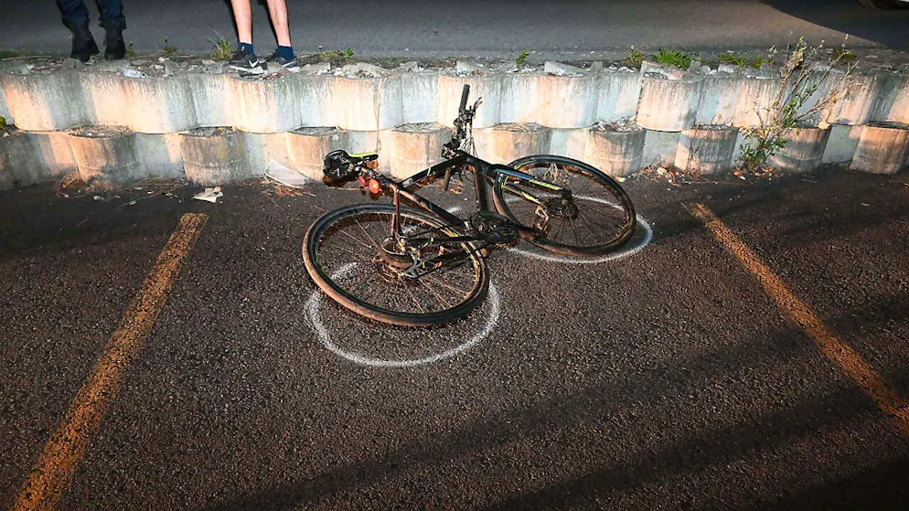 Der Velofahrer stürzte mit seinem Rad über einen Absatz.