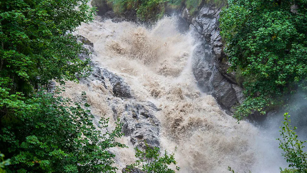 So toste die Simme bei Lenk am 28. Juli 2018, als Schmelzwasser aus dem Plaine-Morte-Gletschersee sie anschwellen liess. (Archivbild)