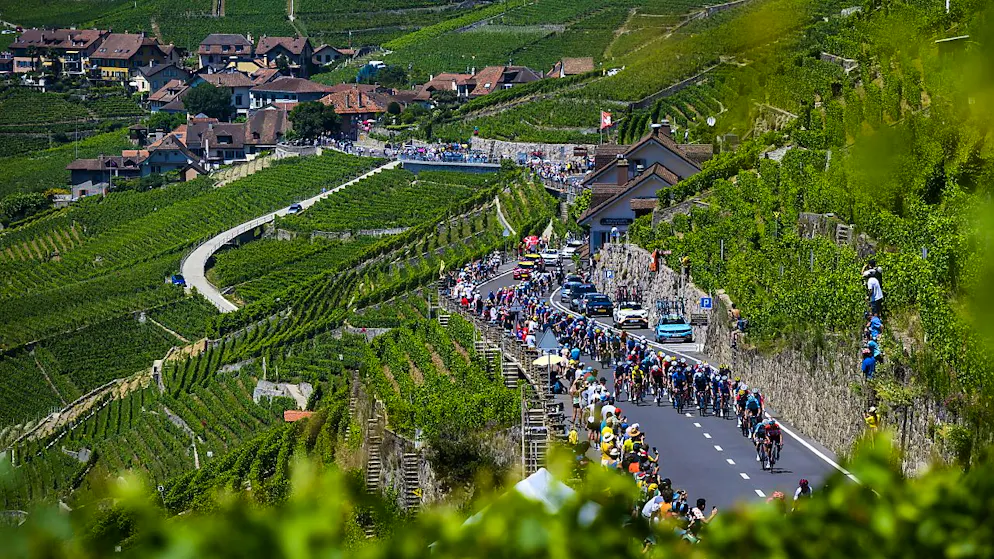 Eine grosse Menschenmenge kam, um die Velofahrer vorbeifahren zu sehen, wie hier in der Region Lavaux am Genfersee.