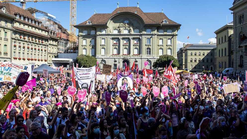 «Hände weg von unseren Renten, AHV 21 – so nicht»: Tausende demonstrieren gegen den Rentenabbau zulasten der Frauen auf dem Bundesplatz in Bern. Doch wie trifft die Reform die Renten im Detail?
