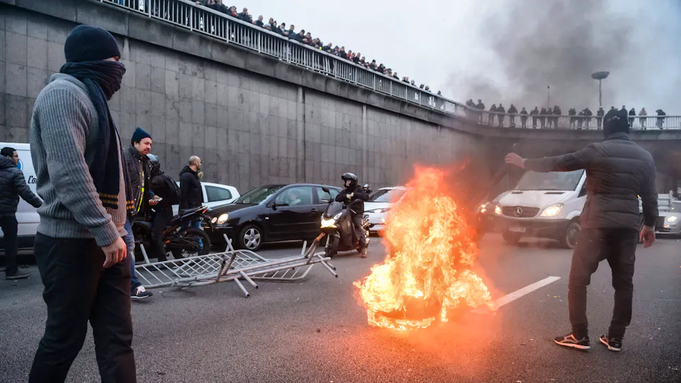 Aus Protest gegen Uber blockierten Pariser Taxi-Fahrer*innen 2016 Strassen.