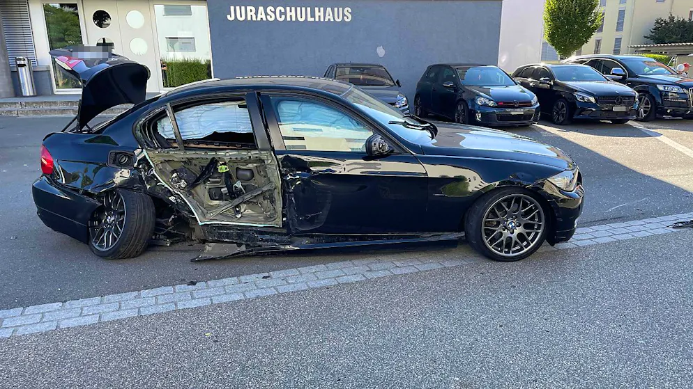 Der demolierte BMW des 18-Jährigen.