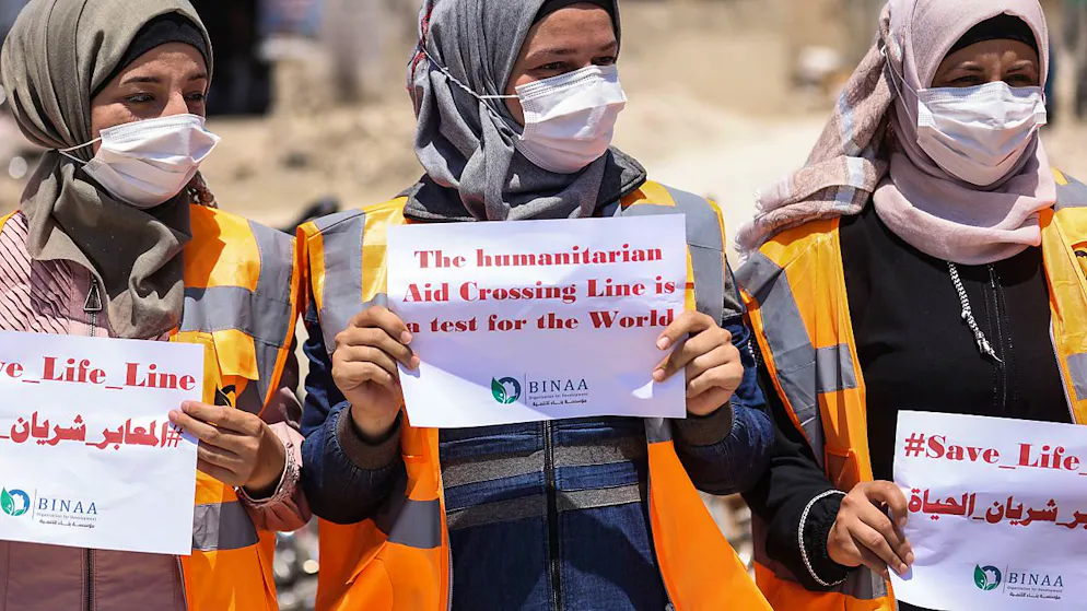 Syrische Entwicklungshelferinnen protestieren gegen die Aussetzung von Hilfslieferungen über Bab Al-Hawa. Foto: Anas Alkharboutli/dpa