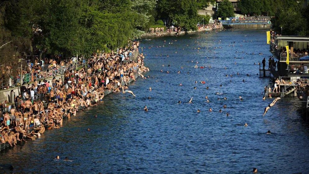 Andrang an der Limmat in Zürich während der Hitzewelle im Juni. (18. Juni 2022)