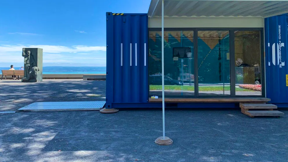 Seit Montag steht der IBK-Container in Heiden AR mit Sicht auf den Bodensee.