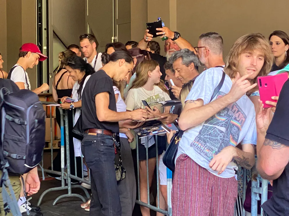 Mansekin sind endlich da: Sänger Damiano David, Schlagzeuger Ethan Torchio und Gitarrist Thomas Raggi geben den wartenden Fans breitwillig Autogramme.