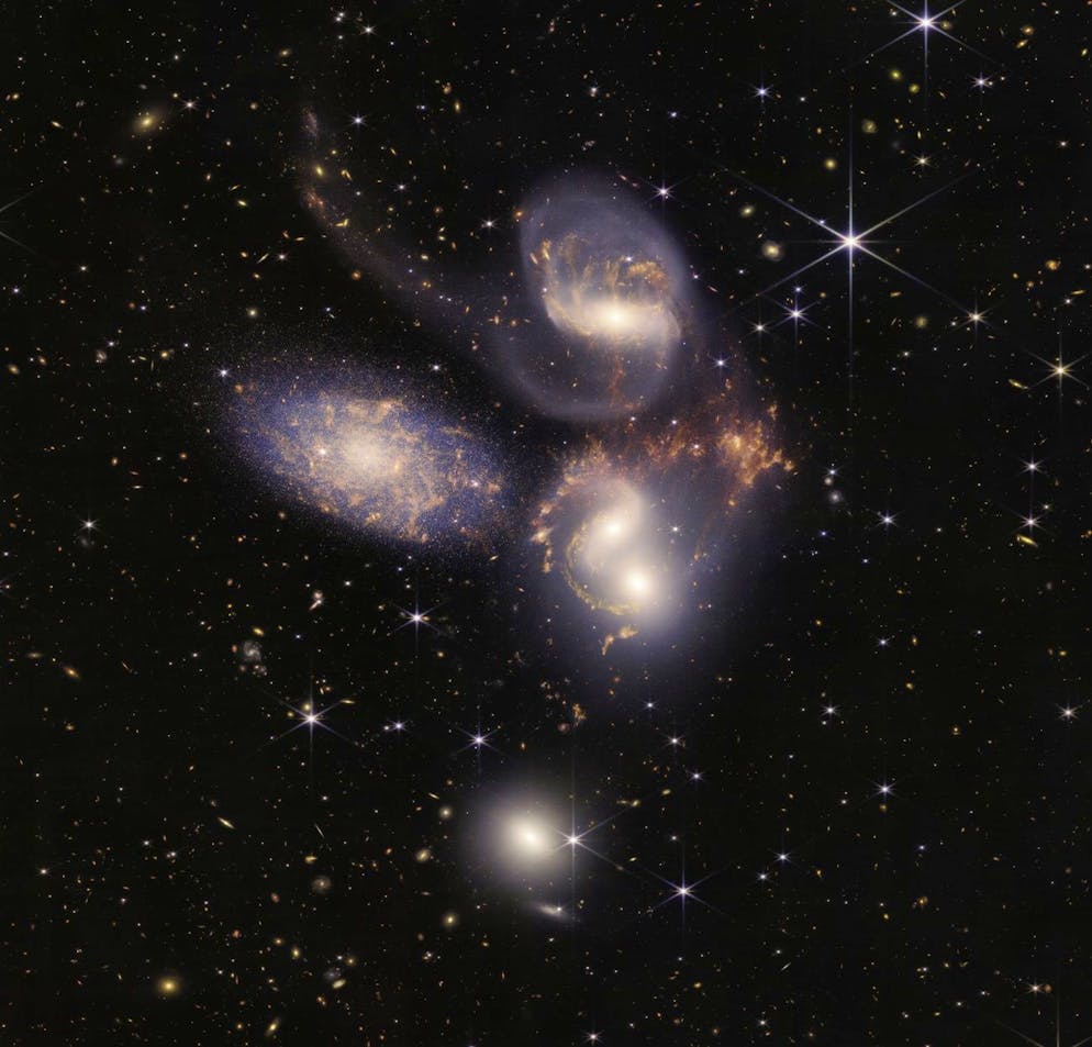 Ecco le spettacolari foto del telescopio spaziale Webb. Lo «Stephan's Quintet», uno spettacolare raggruppamento di cinque galassie.