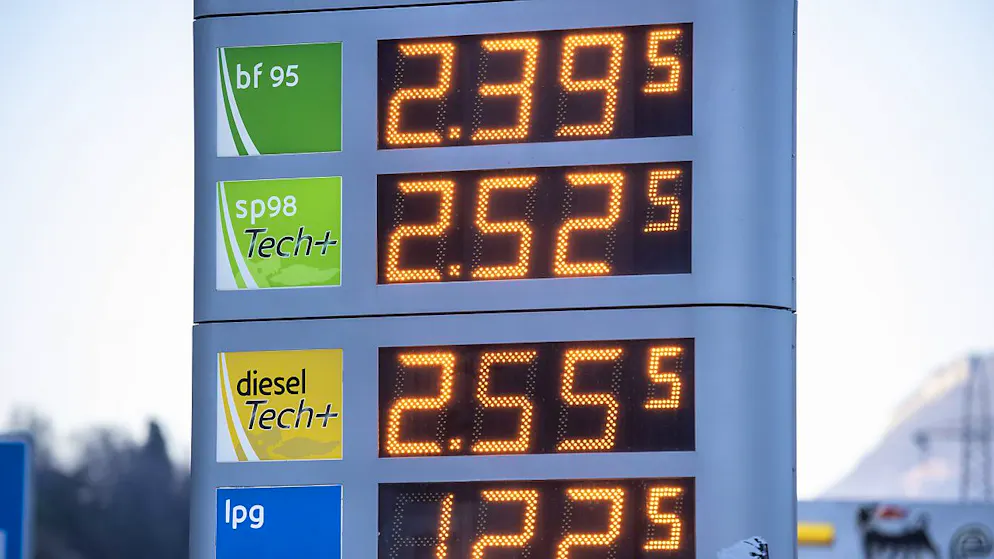 "Die hohen Treibstoffpreise spüren vor allem Logistik- und Transportunternehmen", schreibt der Aargauer Gewerbeverband. (Archivbild von März 2022)
