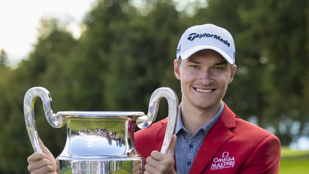 So stolz zeigte sich Rasmus Höjgaard mit dem Pokal in Crans-Montana