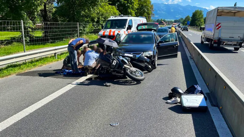 Die beiden in den Unfall verwickelten Fahrzeuge wurden nach Polizeiangaben total beschädigt.