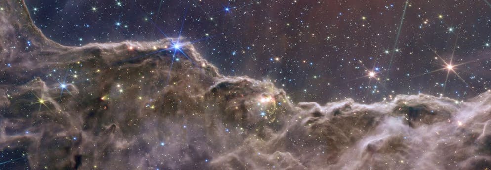 Ecco le spettacolari foto del telescopio spaziale Webb. Una regione di formazione stellare nella Nebulosa Carina.