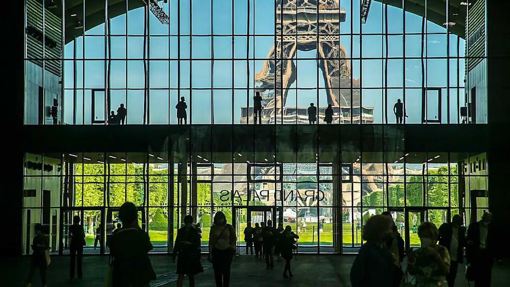 Der Grand Palais Ephemere mit Blick auf den Eifelturm.