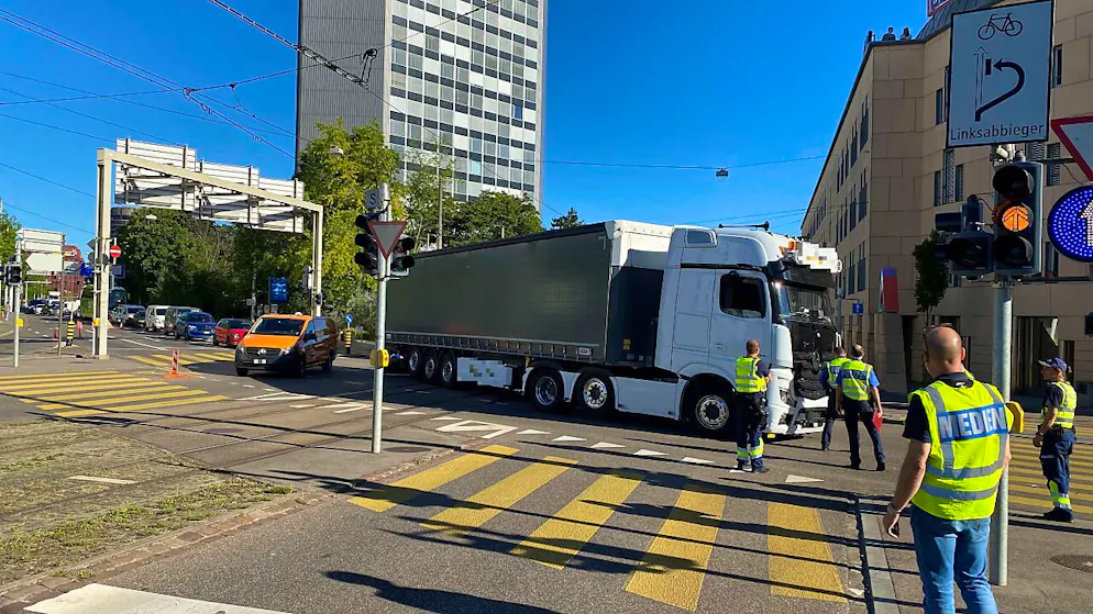 Ein Rollerfahrer wurde beim Zusammenstoss an der Verzweigung Münchensteinerstrasse/Grosspeterstrasse in Basel schwer verletzt.