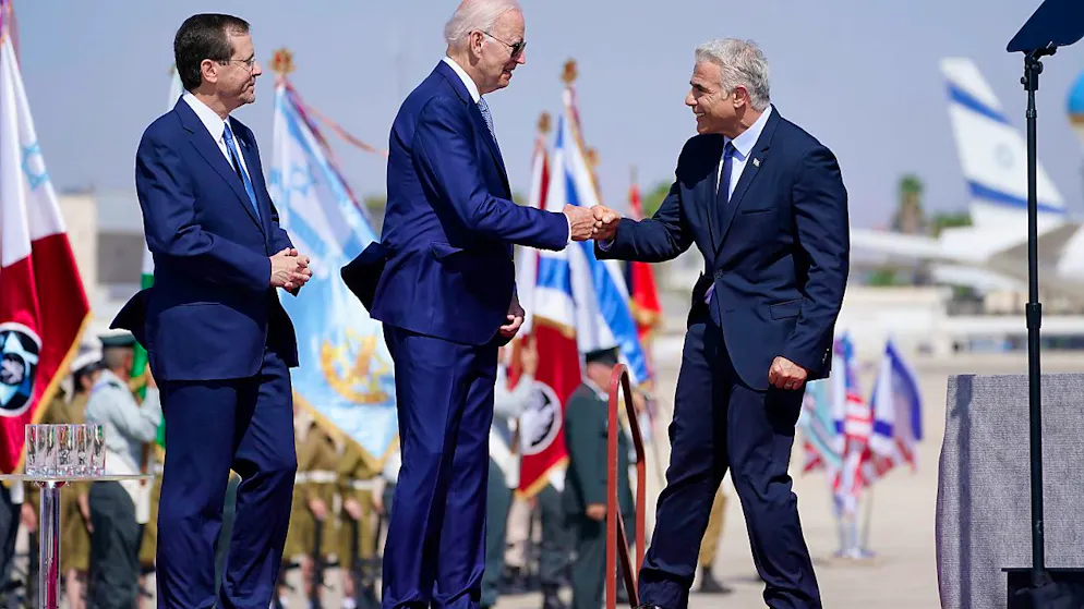 Joe Biden (M), Präsident der USA, wird von Jair Lapid (r), Ministerpräsident von Israel, und Izchak Herzog, Präsident von Israel, auf dem Ben-Gurion-Flughafen begrüßt. Foto: Evan Vucci/AP/dpa