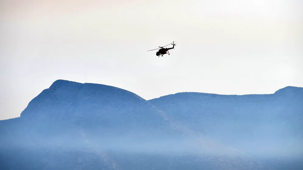 Ein Hubschrauber nimmt am Mittwoch an einer Such- und Rettungsaktion in der Nähe der östlichen Ägäis-Insel Samos Griechenland teil.