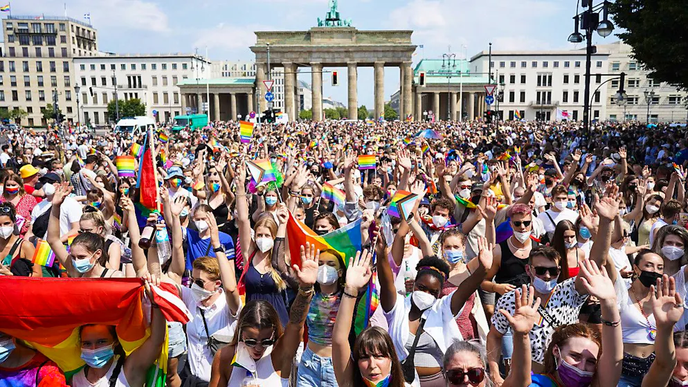 ARCHIV - Tausende Menschen nehmen 2021 an der Parade des Christopher Street Day (CSD) teil - im Hintergrund das Brandenburger Tor. Foto: Jörg Carstensen/dpa