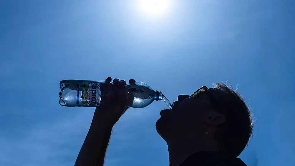 Bei der gegenwärtigen Hitze bleibt nur eins: viel trinken. Sonst kann der Körper nicht genügend schwitzen. )