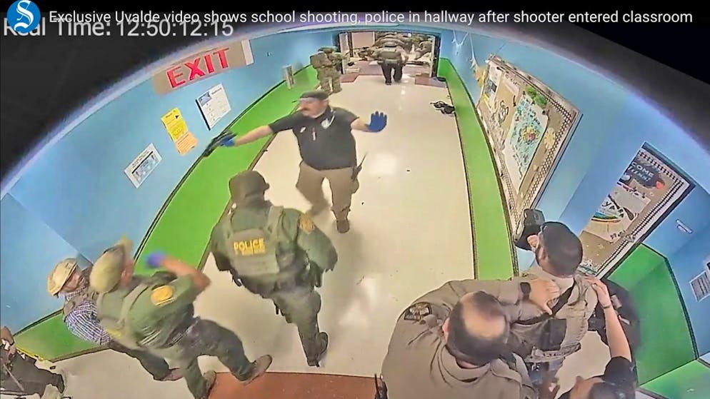 Auf diesem Bild eines Überwachungsvideos, das vom Uvalde Consolidated Independent School District über den Austin American-Statesman zur Verfügung gestellt wurde, reagieren Polizisten auf die Schüsse in der Robb Elementary School in Uvalde, Texas, am Dienstag, den 24. Mai 2022. Foto: -/Uvalde Consolidated Independent School District/Austin American-Statesman via AP/dpa - ACHTUNG: Nur zur redaktionellen Verwendung und nur mit vollständiger Nennung des vorstehenden Credits