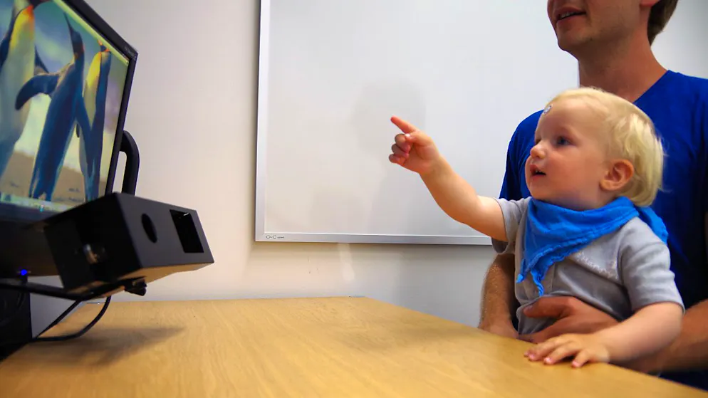Ein einjähriges Kind während einer Studie mit Eye-Tracking: Pandemie-Babys hatten nicht mehr Mühe als gleichaltrige Kinder, die keine Corona-Erfahrung hatten, den Blicken von anderen zu folgen.