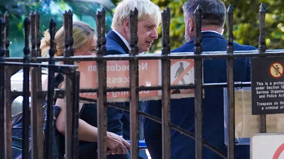 Boris Johnson (M), Premierminister von Grossbritannien, verlässt die 10 Downing Street. Die Konservative Partei drückt bei der Suche nach einer Nachfolge des britischen Premierministers Boris Johnson aufs Tempo. 
