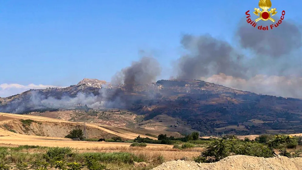 HANDOUT - Waldbrände in der Nähe von Palermo, Sizilien. In Italien herrschen derzeit Hitze und Dürre. Vor allem die Trockenheit in Kombination mit Wind fachen die Wald- oder Buschbrände immer wieder an. Foto: Vigili del Fuoco/dpa - ACHTUNG: Nur zur redaktionellen Verwendung im Zusammenhang mit der aktuellen Berichterstattung und nur mit vollständiger Nennung des vorstehenden Credits