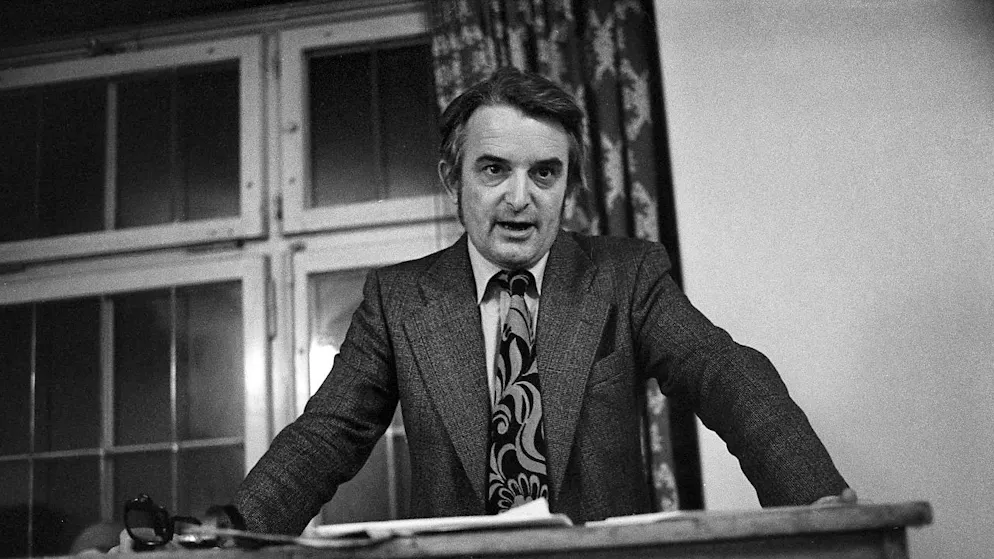 Richard Bäumlin 1976 bei der Gründungsversammlung des Demokratischen Manifestes in Bern.