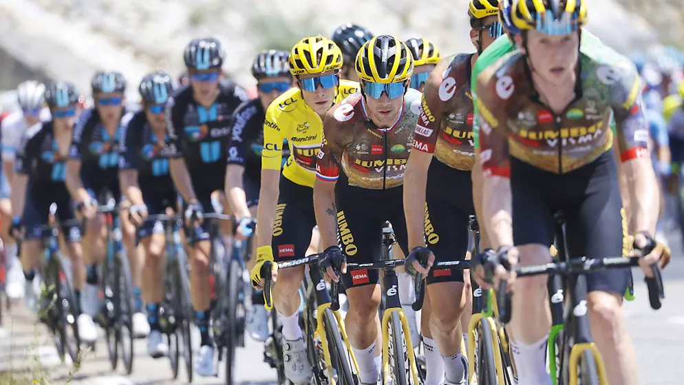 Pidcock Sieger auf der Alpe d'Huez – Vingegaard weiter in Gelb - Gallery. Leader Jonas Vingegaard (in Gelb) im Windschatten seiner Helfer vom Team Jumbo-Visma