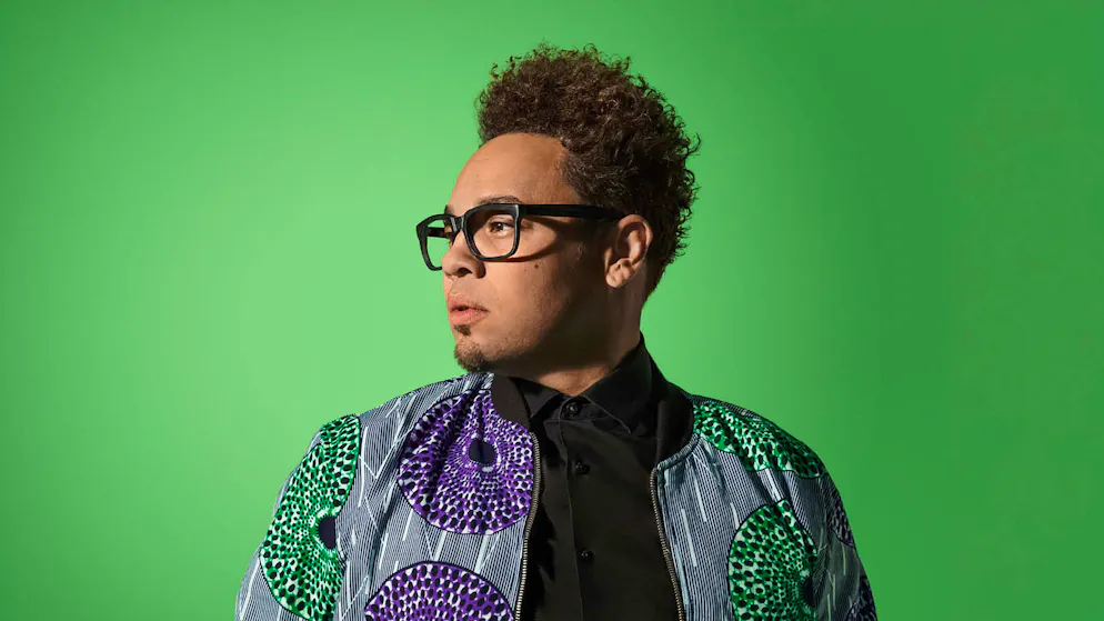 Diese Konzerte überträgt blue Music live vom Moon&Stars-Festival. Marc Sway: Am «Moon&Stars» tritt der Brasil-Schweizer wieder einmal als Solo-Künstler auf. Seine Songs wie «Severina« oder «Losing» sind ein erfrischender Mix aus Soul und Pop. Sein Konzert liefern wir dir frei Haus am Samstag, ab 18.50 Uhr auf blue Music.