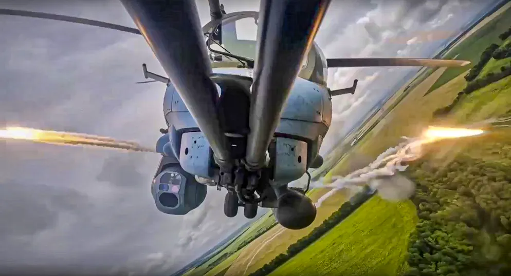 Russischer Kampfhelikopter vom Typ Mi-24 Ende Juni an einem nicht bekannten Ort über der Ukraine. 