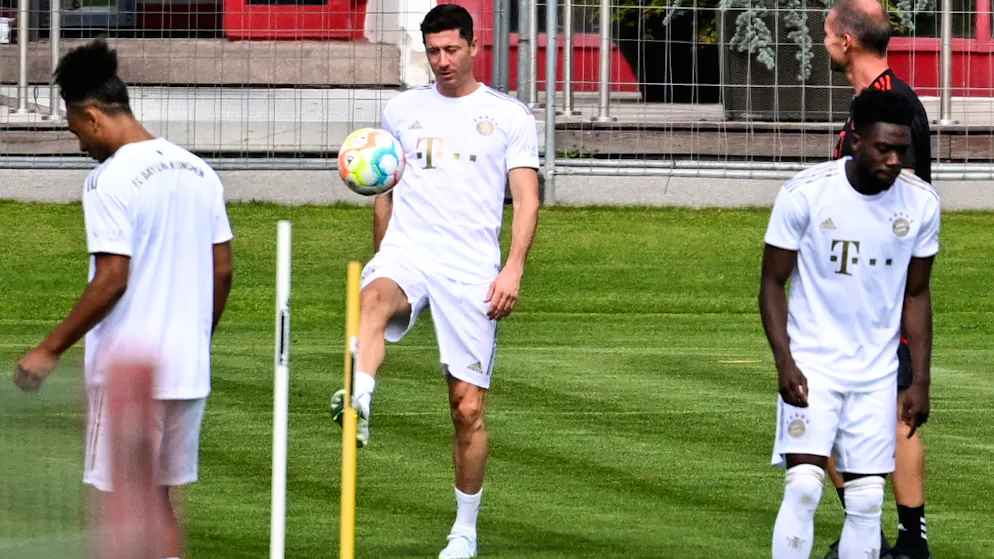 Robert Lewandowski war beim Trainingsauftakt nur halbherzig dabei. 