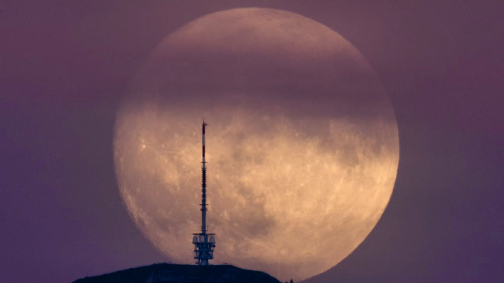 Kommt der Mond der Erde besonders nahe und wird er als Supermond bezeichnet (Archivbild).