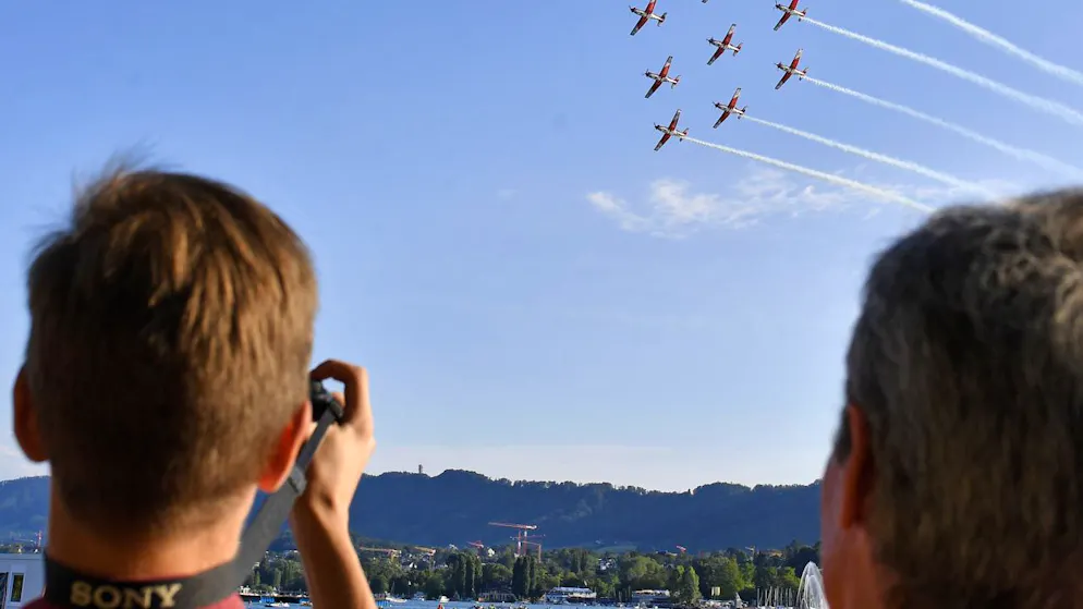 Dass das Zürcher Stadtparlament über ein mögliches Verbot von Flugshows und Feuerwerken am "Züri Fäscht" diskutiert, passt bürgerlichen Kantonsräten nicht. Sie fordern, dass sich der Kanton einmischt. (Archivbild)