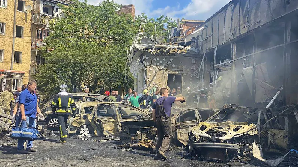 Ukrainische Behörden veröffentlichten das Foto von zerstörten Gebäuden und Fahrzeugen in Winnyzja.