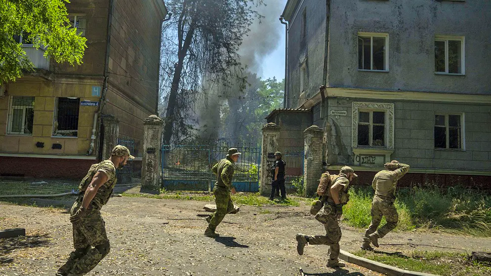 Ukrainische Soldaten in Kramatorsk bringen sich bei russischen Luftschlägen am 7. Juli 2022 in Sicherheit. (Archiv)